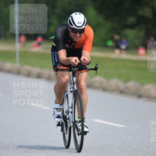 21.06.2025 - 27. Vierlanden-Triathlon H.Heesch http://msf.ph/oto/7984910 15.06.2025 11:24:59 Radfahren 22, 81, 693, 970 meine-sportfotos.de