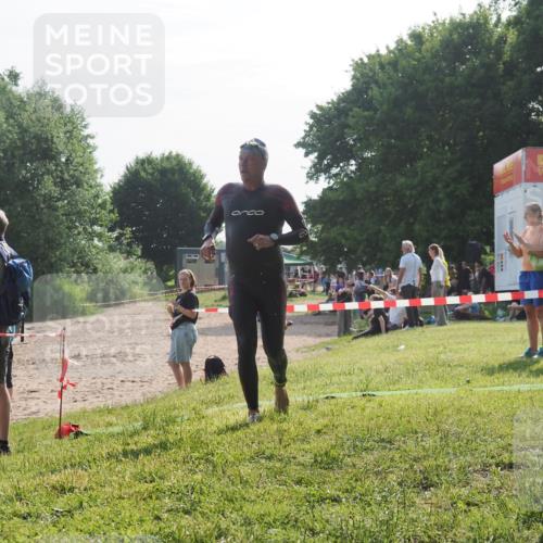 15.06.2025 - 27. Vierlanden-Triathlon KatJ http://msf.ph/oto/7984928 15.06.2025 08:58:16 Schwimmen 151, 157, 232 meine-sportfotos.de