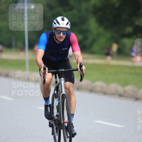 21.06.2025 - 27. Vierlanden-Triathlon H.Heesch http://msf.ph/oto/7984929 15.06.2025 11:25:01 Radfahren 22, 29, 81, 693, 970 meine-sportfotos.de