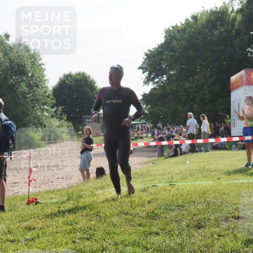 15.06.2025 - 27. Vierlanden-Triathlon KatJ http://msf.ph/oto/7984935 15.06.2025 08:58:16 Schwimmen 151, 157, 232 meine-sportfotos.de