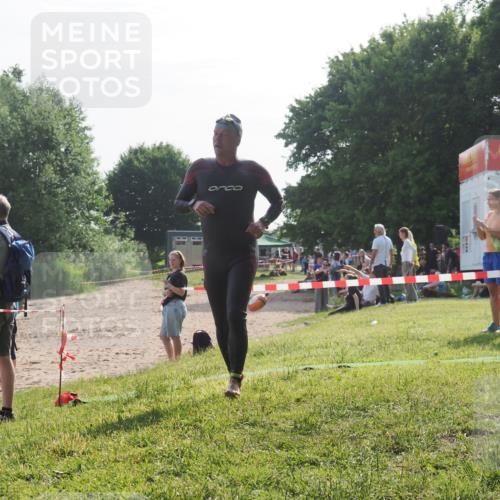 15.06.2025 - 27. Vierlanden-Triathlon KatJ http://msf.ph/oto/7984947 15.06.2025 08:58:16 Schwimmen 151, 157, 232 meine-sportfotos.de