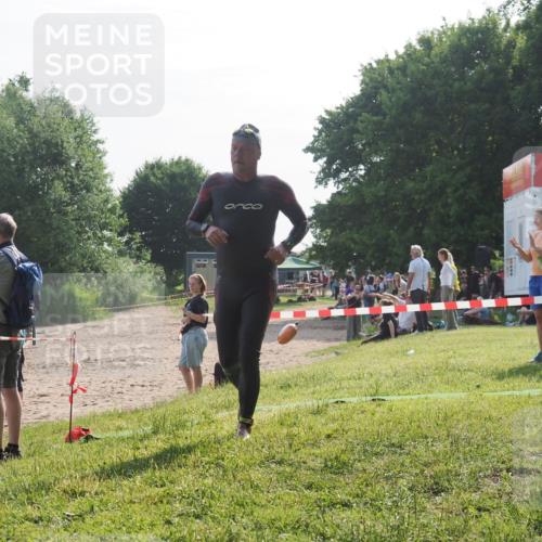 15.06.2025 - 27. Vierlanden-Triathlon KatJ http://msf.ph/oto/7984957 15.06.2025 08:58:17 Schwimmen 151, 157, 232 meine-sportfotos.de
