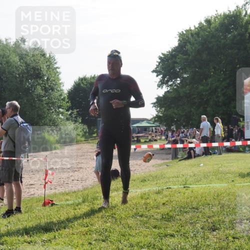 15.06.2025 - 27. Vierlanden-Triathlon KatJ http://msf.ph/oto/7984968 15.06.2025 08:58:17 Schwimmen 151, 157, 232 meine-sportfotos.de