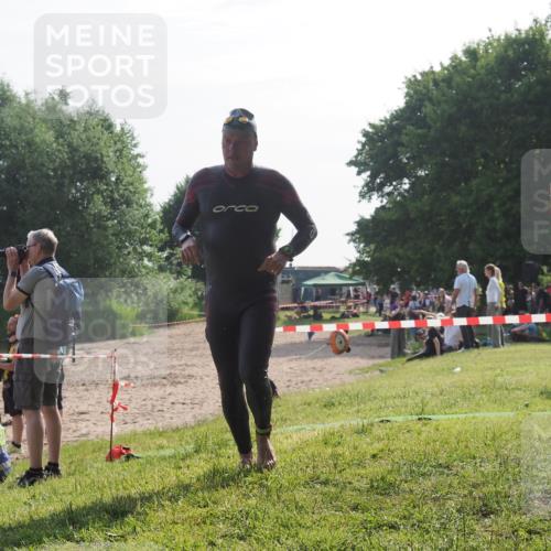 15.06.2025 - 27. Vierlanden-Triathlon KatJ http://msf.ph/oto/7984986 15.06.2025 08:58:17 Schwimmen 151, 157, 232 meine-sportfotos.de