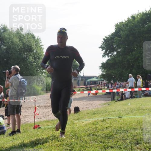 15.06.2025 - 27. Vierlanden-Triathlon KatJ http://msf.ph/oto/7985002 15.06.2025 08:58:17 Schwimmen 151, 157, 232 meine-sportfotos.de
