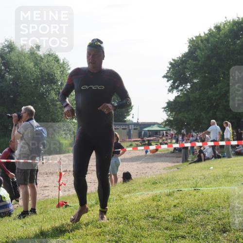 15.06.2025 - 27. Vierlanden-Triathlon KatJ http://msf.ph/oto/7985009 15.06.2025 08:58:17 Schwimmen 151, 157, 232 meine-sportfotos.de