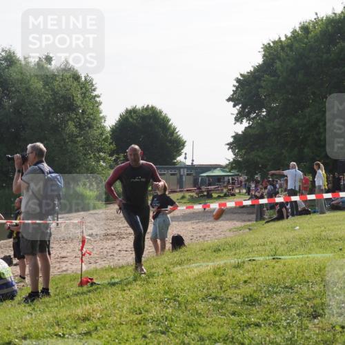 15.06.2025 - 27. Vierlanden-Triathlon KatJ http://msf.ph/oto/7985016 15.06.2025 08:58:19 Schwimmen 151, 232 meine-sportfotos.de