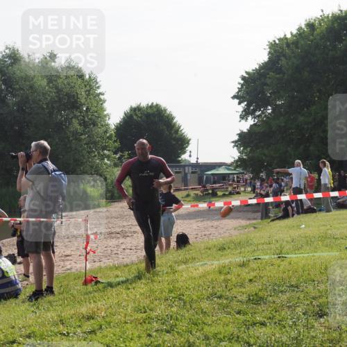 15.06.2025 - 27. Vierlanden-Triathlon KatJ http://msf.ph/oto/7985025 15.06.2025 08:58:19 Schwimmen 151, 232 meine-sportfotos.de