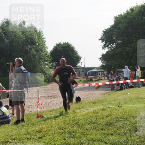15.06.2025 - 27. Vierlanden-Triathlon KatJ http://msf.ph/oto/7985031 15.06.2025 08:58:19 Schwimmen 151, 232 meine-sportfotos.de