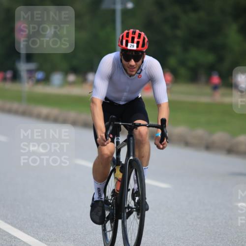 21.06.2025 - 27. Vierlanden-Triathlon H.Heesch http://msf.ph/oto/7985033 15.06.2025 11:25:08 Radfahren 22, 29, 726, 944, 970 meine-sportfotos.de