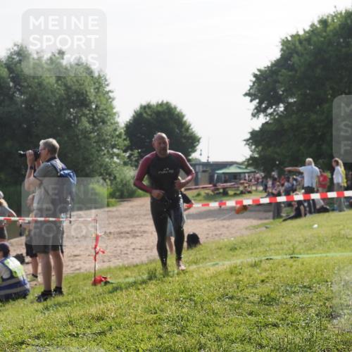 15.06.2025 - 27. Vierlanden-Triathlon KatJ http://msf.ph/oto/7985038 15.06.2025 08:58:19 Schwimmen 151, 232 meine-sportfotos.de