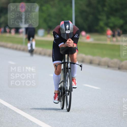 21.06.2025 - 27. Vierlanden-Triathlon H.Heesch http://msf.ph/oto/7985049 15.06.2025 11:25:12 Radfahren 29, 726, 927, 944 meine-sportfotos.de