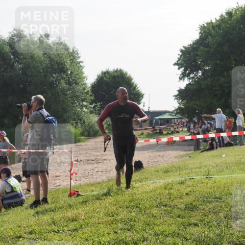 15.06.2025 - 27. Vierlanden-Triathlon KatJ http://msf.ph/oto/7985052 15.06.2025 08:58:19 Schwimmen 151, 232 meine-sportfotos.de