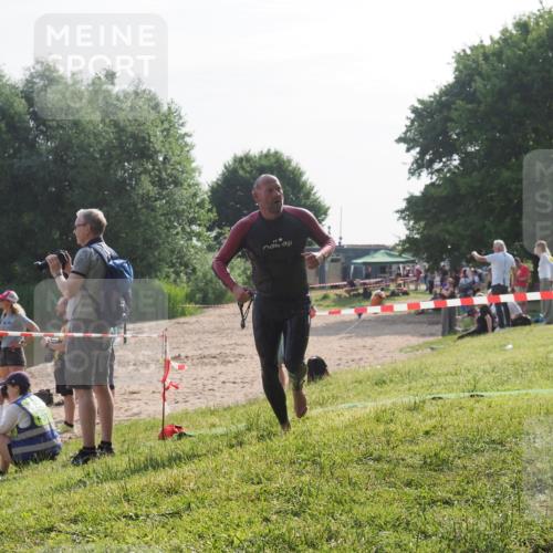15.06.2025 - 27. Vierlanden-Triathlon KatJ http://msf.ph/oto/7985055 15.06.2025 08:58:20 Schwimmen 151, 232 meine-sportfotos.de
