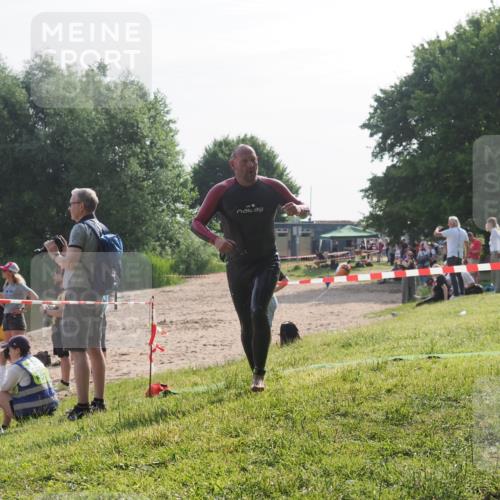 15.06.2025 - 27. Vierlanden-Triathlon KatJ http://msf.ph/oto/7985060 15.06.2025 08:58:20 Schwimmen 151, 232 meine-sportfotos.de