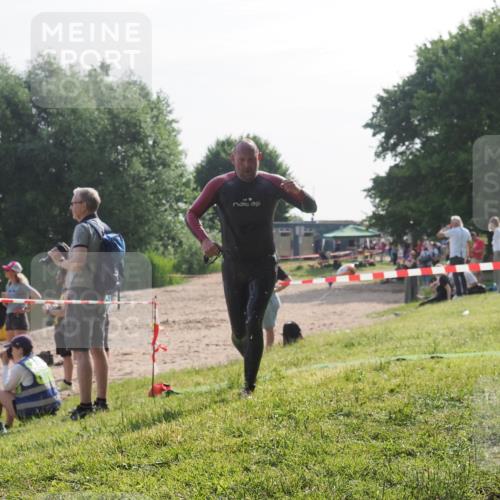 15.06.2025 - 27. Vierlanden-Triathlon KatJ http://msf.ph/oto/7985065 15.06.2025 08:58:20 Schwimmen 151, 232 meine-sportfotos.de