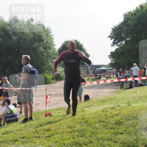 15.06.2025 - 27. Vierlanden-Triathlon KatJ http://msf.ph/oto/7985074 15.06.2025 08:58:20 Schwimmen 151, 232 meine-sportfotos.de