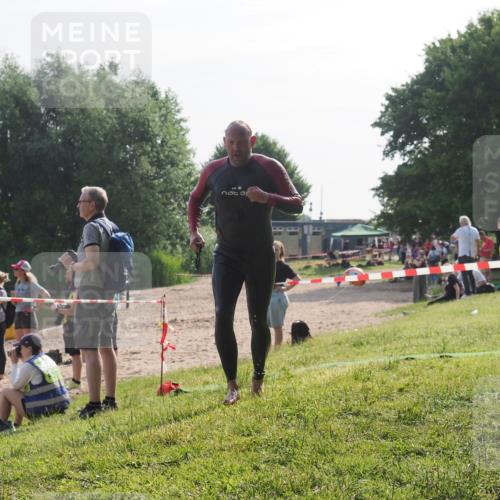 15.06.2025 - 27. Vierlanden-Triathlon KatJ http://msf.ph/oto/7985079 15.06.2025 08:58:20 Schwimmen 151, 232 meine-sportfotos.de