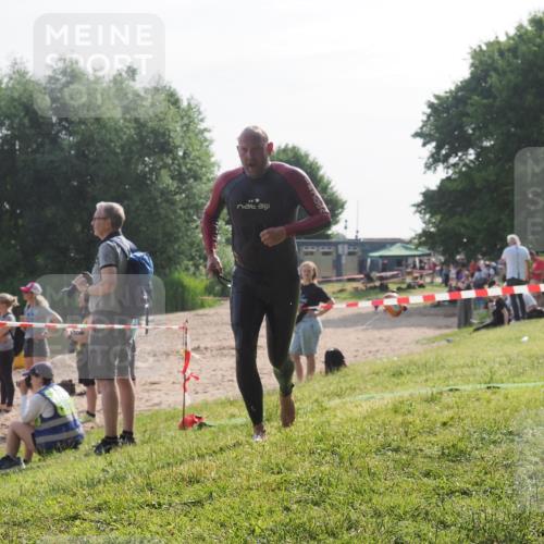 15.06.2025 - 27. Vierlanden-Triathlon KatJ http://msf.ph/oto/7985085 15.06.2025 08:58:20 Schwimmen 151, 232 meine-sportfotos.de