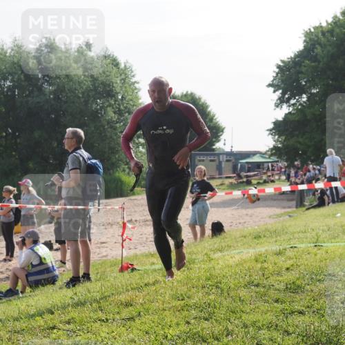 15.06.2025 - 27. Vierlanden-Triathlon KatJ http://msf.ph/oto/7985089 15.06.2025 08:58:21 Schwimmen 151, 232 meine-sportfotos.de