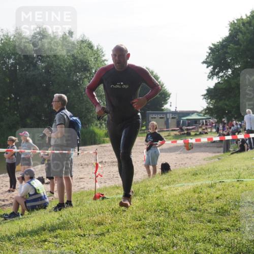15.06.2025 - 27. Vierlanden-Triathlon KatJ http://msf.ph/oto/7985095 15.06.2025 08:58:21 Schwimmen 151, 232 meine-sportfotos.de