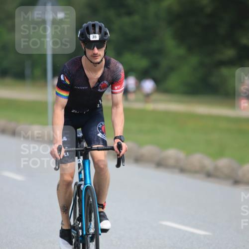 15.06.2025 - 27. Vierlanden-Triathlon H.Heesch http://msf.ph/oto/7985099 15.06.2025 11:03:53 Radfahren 35, 51, 75, 108, 536, 575, 656 meine-sportfotos.de