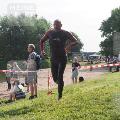 15.06.2025 - 27. Vierlanden-Triathlon KatJ http://msf.ph/oto/7985100 15.06.2025 08:58:21 Schwimmen 151, 232 meine-sportfotos.de