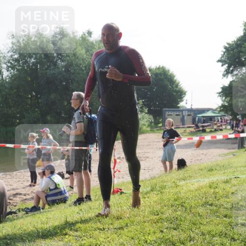 15.06.2025 - 27. Vierlanden-Triathlon KatJ http://msf.ph/oto/7985102 15.06.2025 08:58:21 Schwimmen 151, 232 meine-sportfotos.de