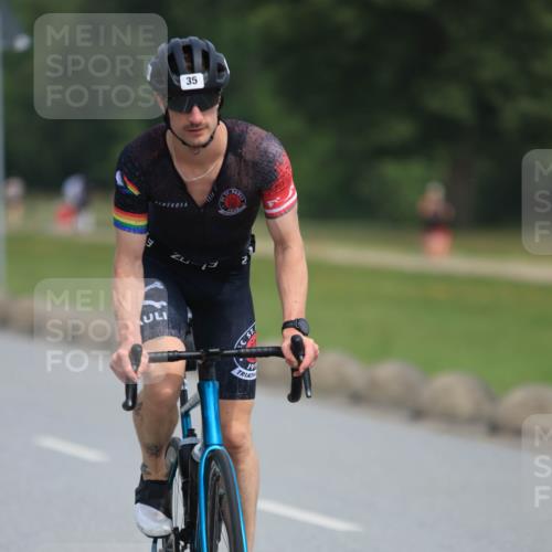 15.06.2025 - 27. Vierlanden-Triathlon H.Heesch http://msf.ph/oto/7985106 15.06.2025 11:03:53 Radfahren 35, 51, 75, 108, 536, 575, 656 meine-sportfotos.de
