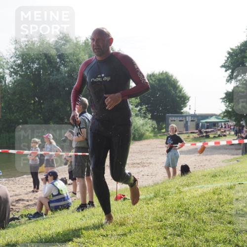 15.06.2025 - 27. Vierlanden-Triathlon KatJ http://msf.ph/oto/7985110 15.06.2025 08:58:21 Schwimmen 151, 232 meine-sportfotos.de
