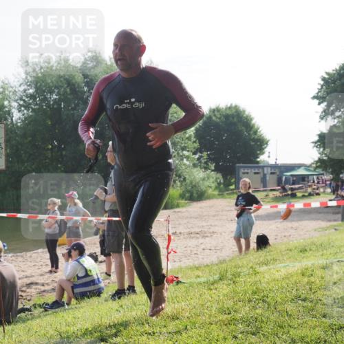 15.06.2025 - 27. Vierlanden-Triathlon KatJ http://msf.ph/oto/7985116 15.06.2025 08:58:21 Schwimmen 151, 232 meine-sportfotos.de