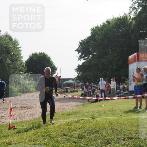 15.06.2025 - 27. Vierlanden-Triathlon KatJ http://msf.ph/oto/7985142 15.06.2025 08:58:54 Schwimmen 208, 236 meine-sportfotos.de