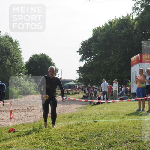 15.06.2025 - 27. Vierlanden-Triathlon KatJ http://msf.ph/oto/7985147 15.06.2025 08:58:54 Schwimmen 208, 236 meine-sportfotos.de