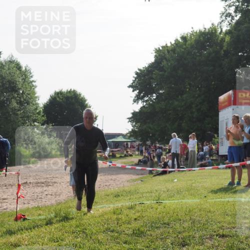 15.06.2025 - 27. Vierlanden-Triathlon KatJ http://msf.ph/oto/7985153 15.06.2025 08:58:54 Schwimmen 208, 236 meine-sportfotos.de