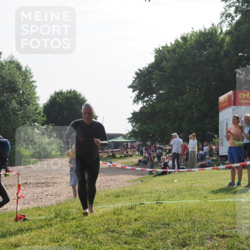 15.06.2025 - 27. Vierlanden-Triathlon KatJ http://msf.ph/oto/7985162 15.06.2025 08:58:55 Schwimmen 208, 236 meine-sportfotos.de