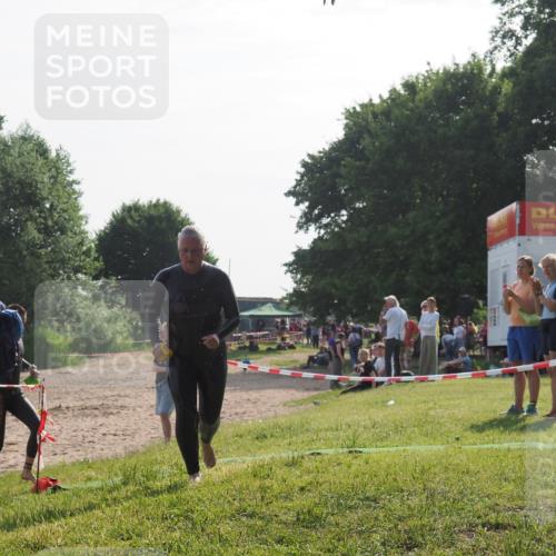 15.06.2025 - 27. Vierlanden-Triathlon KatJ http://msf.ph/oto/7985168 15.06.2025 08:58:55 Schwimmen 208, 236 meine-sportfotos.de