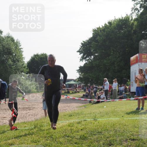 15.06.2025 - 27. Vierlanden-Triathlon KatJ http://msf.ph/oto/7985173 15.06.2025 08:58:55 Schwimmen 208, 236 meine-sportfotos.de
