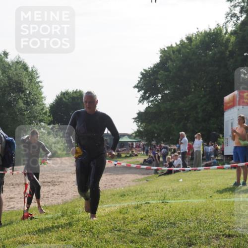 15.06.2025 - 27. Vierlanden-Triathlon KatJ http://msf.ph/oto/7985186 15.06.2025 08:58:55 Schwimmen 208, 236 meine-sportfotos.de