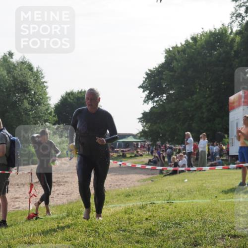 15.06.2025 - 27. Vierlanden-Triathlon KatJ http://msf.ph/oto/7985195 15.06.2025 08:58:55 Schwimmen 208, 236 meine-sportfotos.de