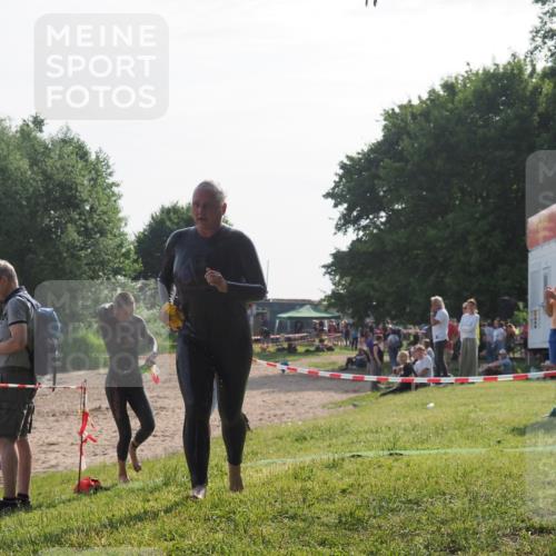 15.06.2025 - 27. Vierlanden-Triathlon KatJ http://msf.ph/oto/7985205 15.06.2025 08:58:55 Schwimmen 208, 236 meine-sportfotos.de