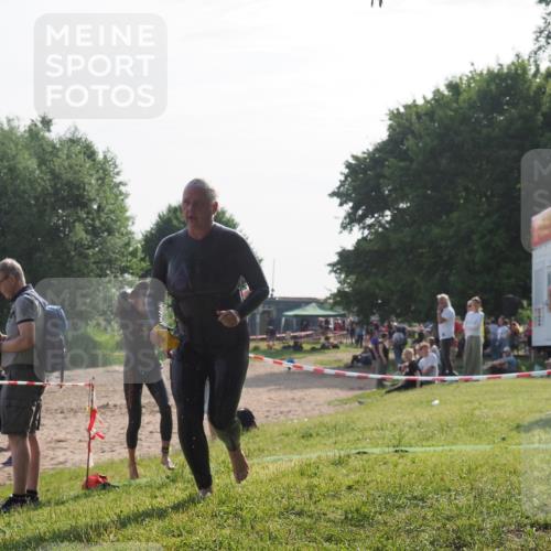 15.06.2025 - 27. Vierlanden-Triathlon KatJ http://msf.ph/oto/7985214 15.06.2025 08:58:56 Schwimmen 208, 236 meine-sportfotos.de