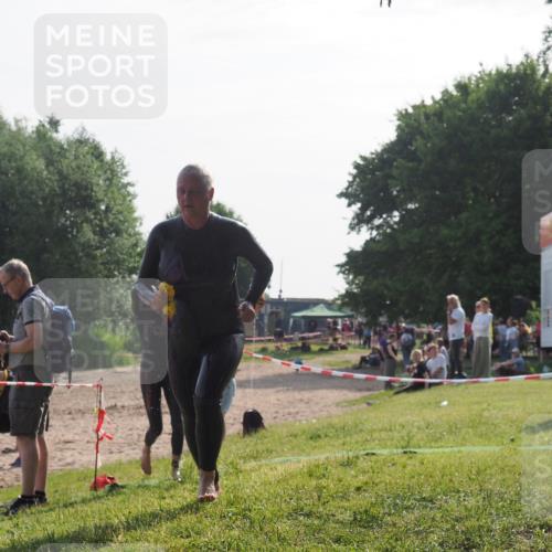 15.06.2025 - 27. Vierlanden-Triathlon KatJ http://msf.ph/oto/7985221 15.06.2025 08:58:56 Schwimmen 208, 236 meine-sportfotos.de