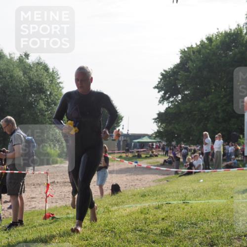 15.06.2025 - 27. Vierlanden-Triathlon KatJ http://msf.ph/oto/7985232 15.06.2025 08:58:56 Schwimmen 208, 236 meine-sportfotos.de