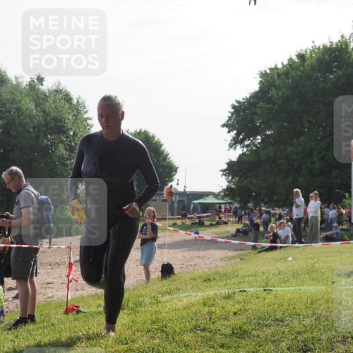 15.06.2025 - 27. Vierlanden-Triathlon KatJ http://msf.ph/oto/7985235 15.06.2025 08:58:56 Schwimmen 208, 236 meine-sportfotos.de