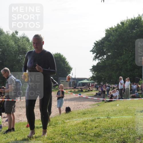 15.06.2025 - 27. Vierlanden-Triathlon KatJ http://msf.ph/oto/7985243 15.06.2025 08:58:56 Schwimmen 208, 236 meine-sportfotos.de