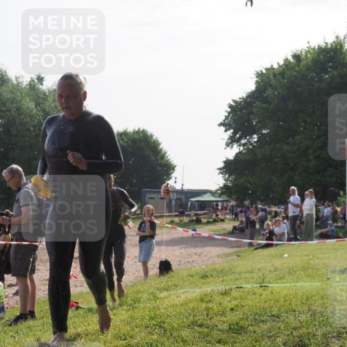15.06.2025 - 27. Vierlanden-Triathlon KatJ http://msf.ph/oto/7985247 15.06.2025 08:58:56 Schwimmen 208, 236 meine-sportfotos.de