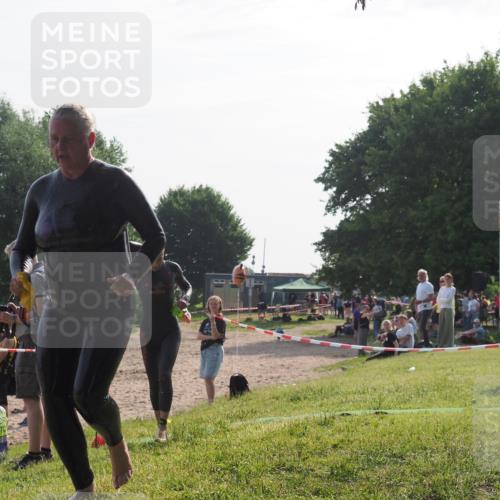 15.06.2025 - 27. Vierlanden-Triathlon KatJ http://msf.ph/oto/7985250 15.06.2025 08:58:56 Schwimmen 208, 236 meine-sportfotos.de