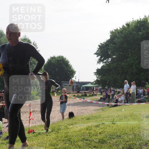 15.06.2025 - 27. Vierlanden-Triathlon KatJ http://msf.ph/oto/7985257 15.06.2025 08:58:56 Schwimmen 208, 236 meine-sportfotos.de