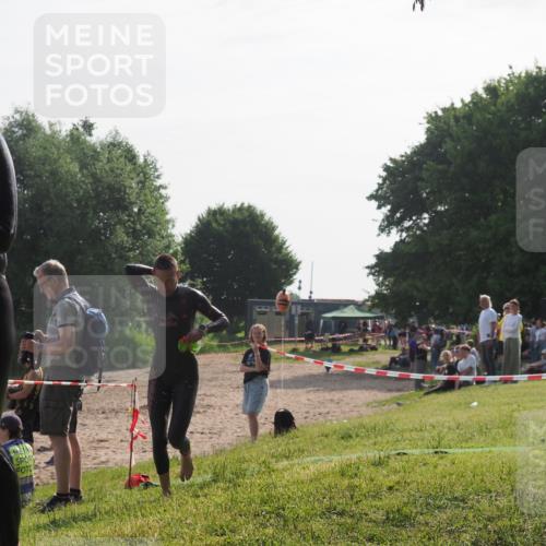 15.06.2025 - 27. Vierlanden-Triathlon KatJ http://msf.ph/oto/7985264 15.06.2025 08:58:57 Schwimmen 208, 235, 236 meine-sportfotos.de