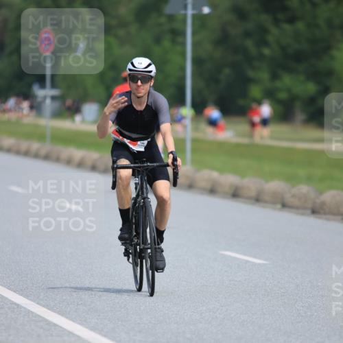 21.06.2025 - 27. Vierlanden-Triathlon H.Heesch http://msf.ph/oto/7985265 15.06.2025 11:26:14 Radfahren 18, 798, 800, 881, 911, 945, 978 meine-sportfotos.de